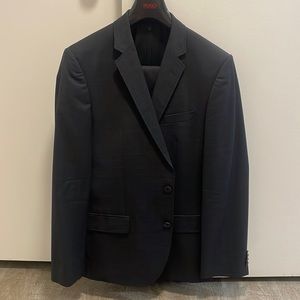 Dark Gray / Charcoal Hugo Boss Men’s Suit. 40S.